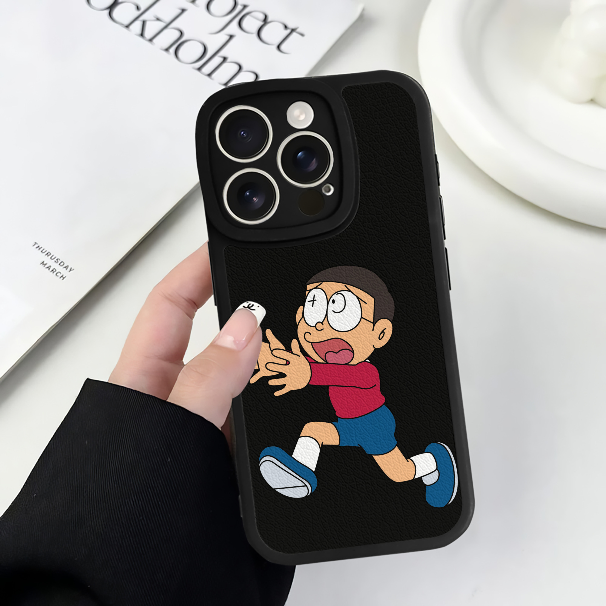 （画像用） ドラえもん 野比 のび太 Doraemon Nobita Nobi 【iPhone 16シリーズ対応】シリコンスマホケース（レザー調） 材質：シリコン